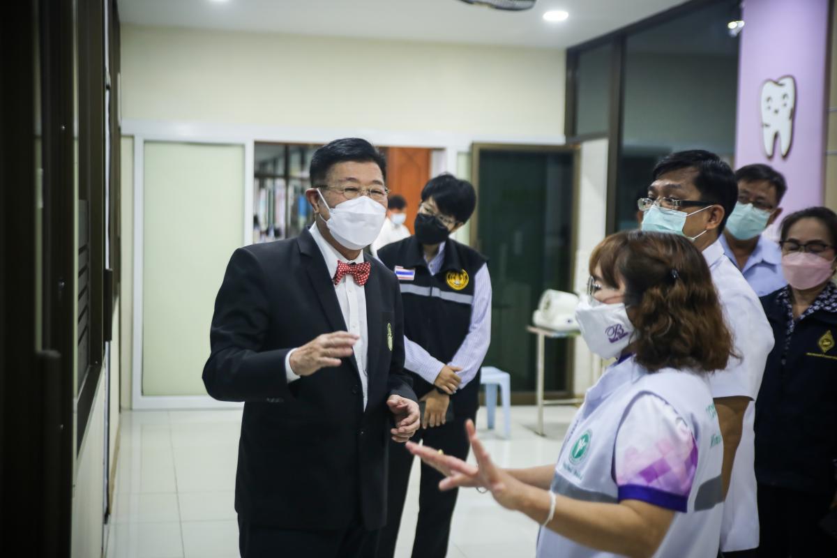 นายก อบจ.ตาก นำวัคซีน Moderna (รอบแรก) ลงพื้นที่ฉีดให้กับประชาชนกลุ่มเปราะบาง ในพื้นที่อำเภอบ้านตาก จังหวัดตาก