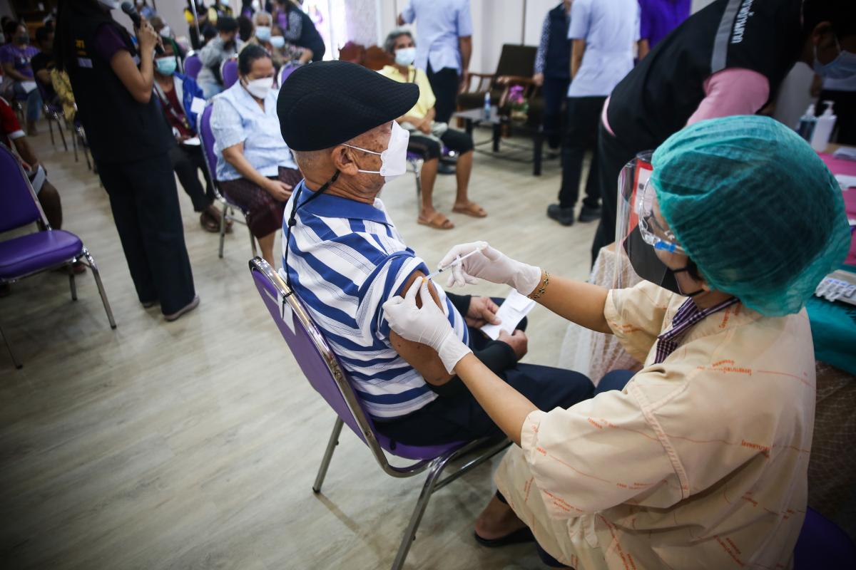 นายก อบจ.ตาก นำวัคซีน Moderna (รอบแรก) ลงพื้นที่ฉีดให้กับประชาชนกลุ่มเปราะบาง ในพื้นที่อำเภอบ้านตาก จังหวัดตาก