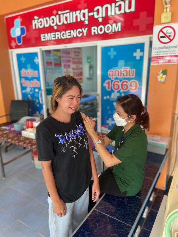 11/10/66 รพ.สต.บ้านสันป่าไร่ ฉีดวัคซีนป้องกันโรคมะเร็งปากมดลูก(HPV) เข็ม 1 กลุ่มประชาชนทั่วไป ให้แก่สตรีอายุ 15-45 ปี จำนวน 250 คน