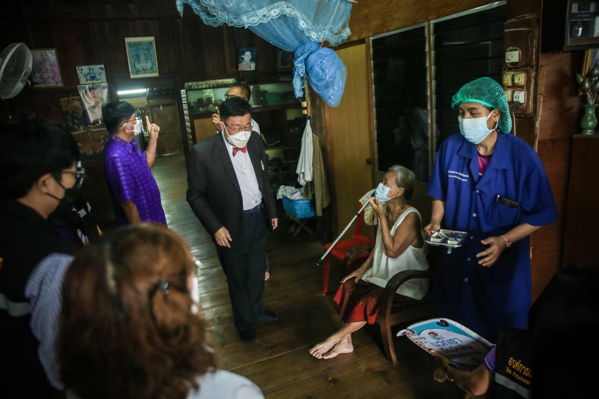 นายก อบจ.ตาก นำวัคซีน Moderna (รอบแรก) ลงพื้นที่ฉีดให้กับประชาชนกลุ่มเปราะบาง ในพื้นที่อำเภอบ้านตาก จังหวัดตาก