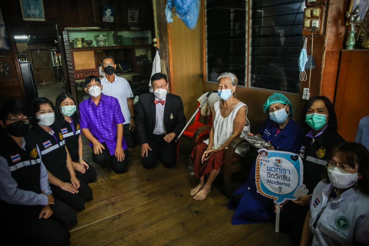 นายก อบจ.ตาก นำวัคซีน Moderna (รอบแรก) ลงพื้นที่ฉีดให้กับประชาชนกลุ่มเปราะบาง ในพื้นที่อำเภอบ้านตาก จังหวัดตาก