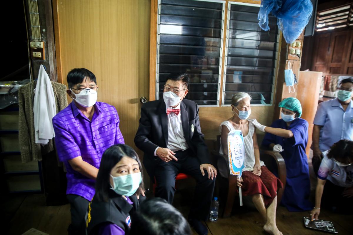 นายก อบจ.ตาก นำวัคซีน Moderna (รอบแรก) ลงพื้นที่ฉีดให้กับประชาชนกลุ่มเปราะบาง ในพื้นที่อำเภอบ้านตาก จังหวัดตาก