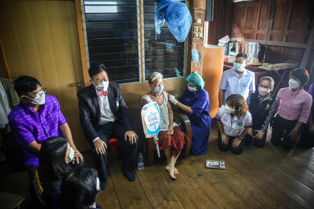 นายก อบจ.ตาก นำวัคซีน Moderna (รอบแรก) ลงพื้นที่ฉีดให้กับประชาชนกลุ่มเปราะบาง ในพื้นที่อำเภอบ้านตาก จังหวัดตาก