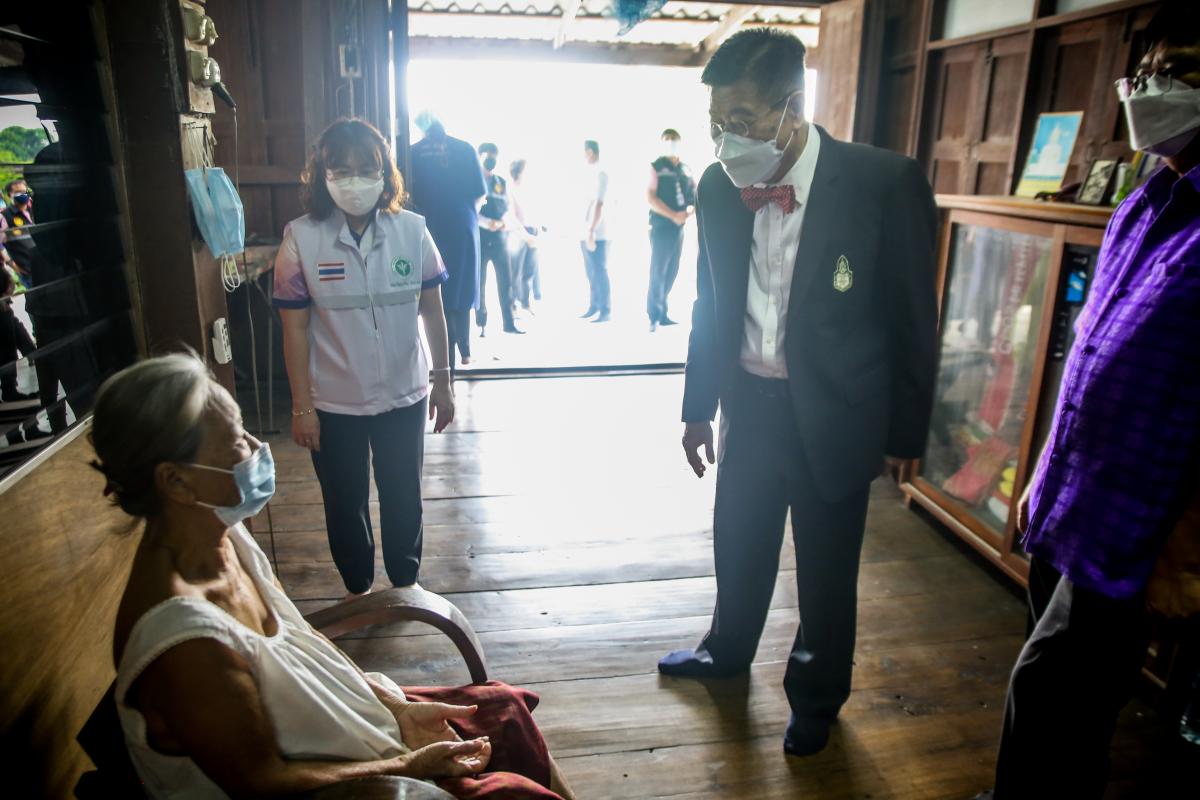 นายก อบจ.ตาก นำวัคซีน Moderna (รอบแรก) ลงพื้นที่ฉีดให้กับประชาชนกลุ่มเปราะบาง ในพื้นที่อำเภอบ้านตาก จังหวัดตาก