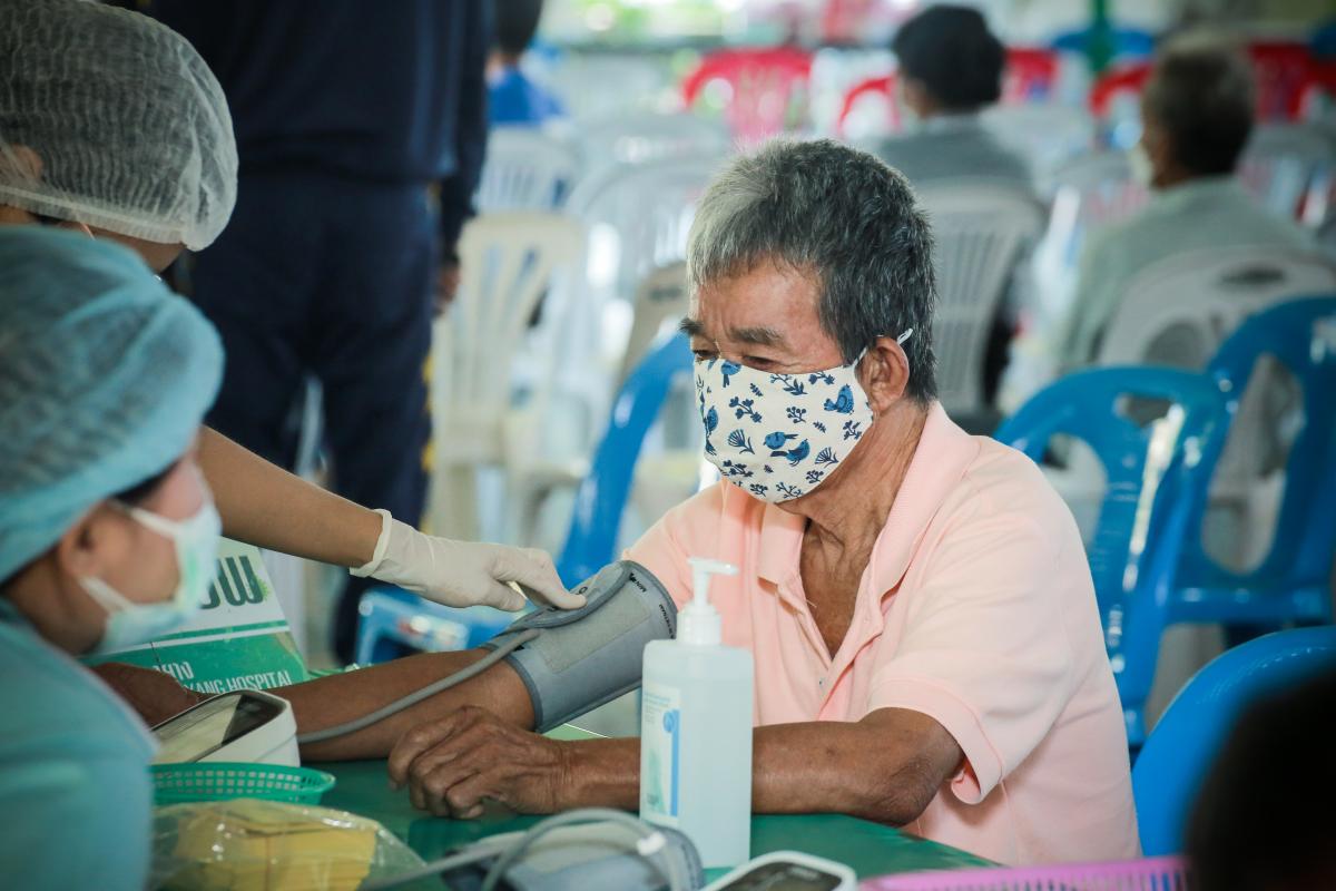 นายก อบจ.ตาก นำวัคซีน Moderna (รอบแรก) ลงพื้นที่ฉีดให้กับประชาชนกลุ่มเปราะบาง ในพื้นที่อำเภอท่าสองยาง จังหวัดตาก