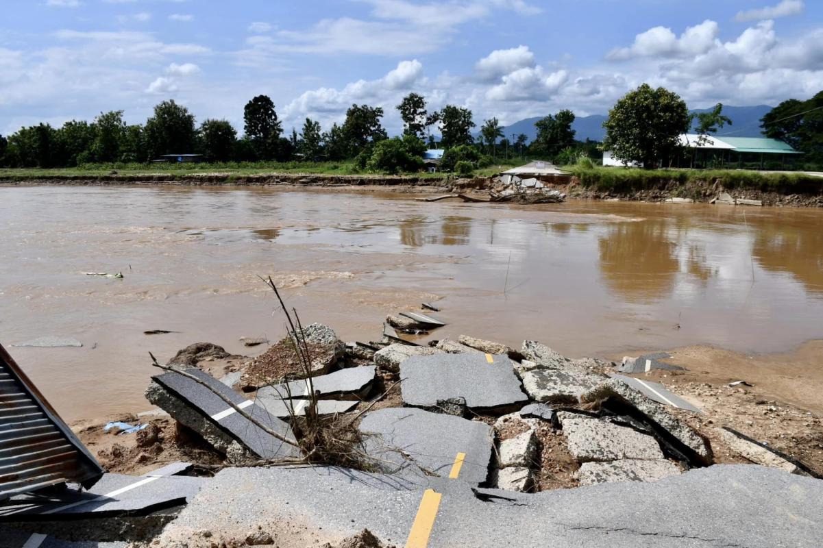 รองนายกองค์การบริหารส่วนจังหวัดตาก ลงพื้นที่ติดตามงานซ่อมแซมถนนที่ได้รับความเสียหายจากเหตุอุทกภัย อ.สามเงา จ.ตาก