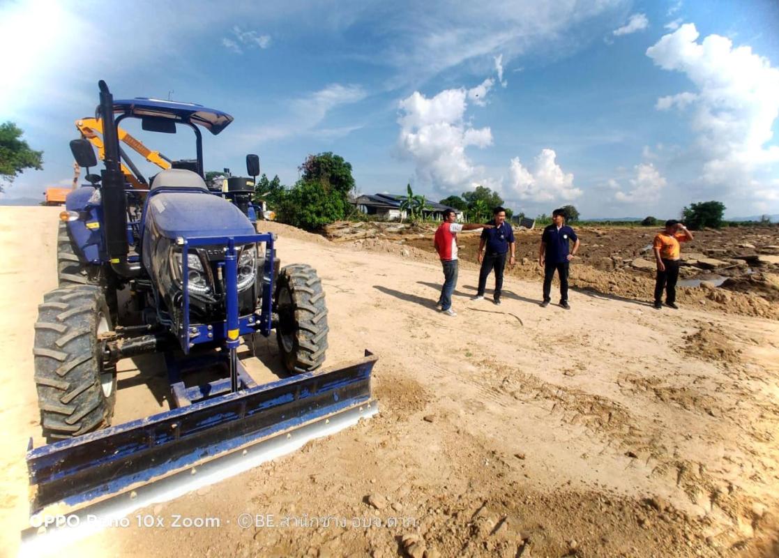 นายกองค์การบริหารส่วนจังหวัดตาก มอบหมายให้ ส่วนพัฒนาโครงสร้างพื้นฐาน โดยฝ่ายก่อสร้างและซ่อมบำรุง สำนักช่าง องค์การบริหารส่วนจังหวัดตาก ลงพื้นที่ติดตามงานเครื่องจักรกลปฏิบัติงานซ่อมแชมถนนที่ได้รับความเสียหายจากเหตุอุทกภัย
