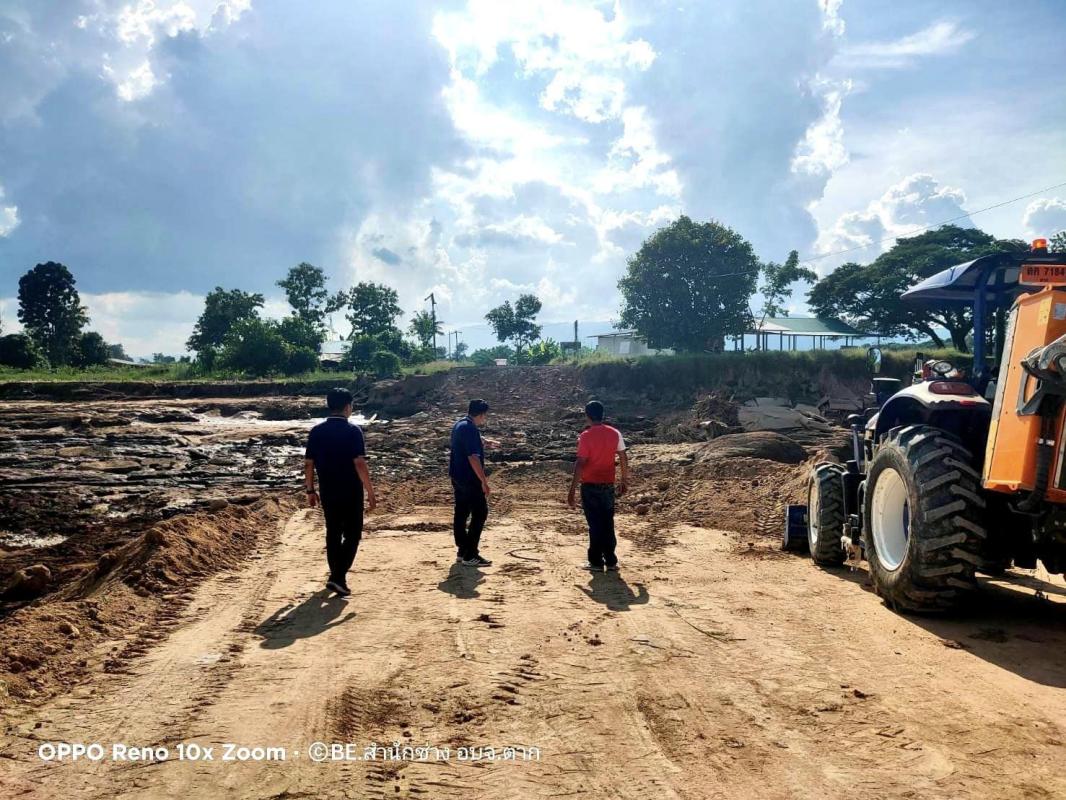 นายกองค์การบริหารส่วนจังหวัดตาก มอบหมายให้ ส่วนพัฒนาโครงสร้างพื้นฐาน โดยฝ่ายก่อสร้างและซ่อมบำรุง สำนักช่าง องค์การบริหารส่วนจังหวัดตาก ลงพื้นที่ติดตามงานเครื่องจักรกลปฏิบัติงานซ่อมแชมถนนที่ได้รับความเสียหายจากเหตุอุทกภัย