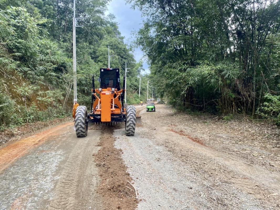 นายกองค์การบริหารส่วนจังหวัดตาก มอบหมายให้ส่วนพัฒนาโครงสร้างพื้นฐาน โดยฝ่ายก่อสร้างและซ่อมบำรุง สำนักช่าง องค์การบริหารส่วนจังหวัดตาก ลงพื้นที่ควบคุมงานเครื่องจักรกลปฏิบัติงานปรับปรุงซ่อมแชมถนนทางการเกษตร ตำบลด่านแม่ละเมา อำเภอแม่สอด จังหวัดตาก 