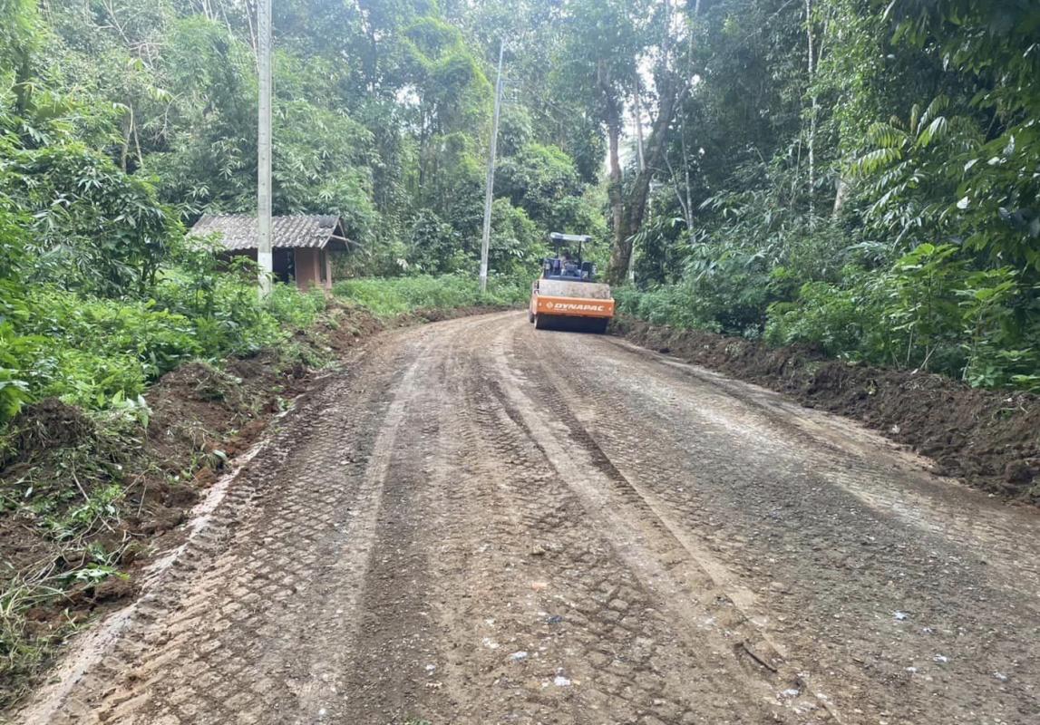 นายกองค์การบริหารส่วนจังหวัดตาก มอบหมายให้ส่วนพัฒนาโครงสร้างพื้นฐาน โดยฝ่ายก่อสร้างและซ่อมบำรุง สำนักช่าง องค์การบริหารส่วนจังหวัดตาก ลงพื้นที่ควบคุมงานเครื่องจักรกลปฏิบัติงานปรับปรุงซ่อมแชมถนนทางการเกษตร ตำบลด่านแม่ละเมา อำเภอแม่สอด จังหวัดตาก 