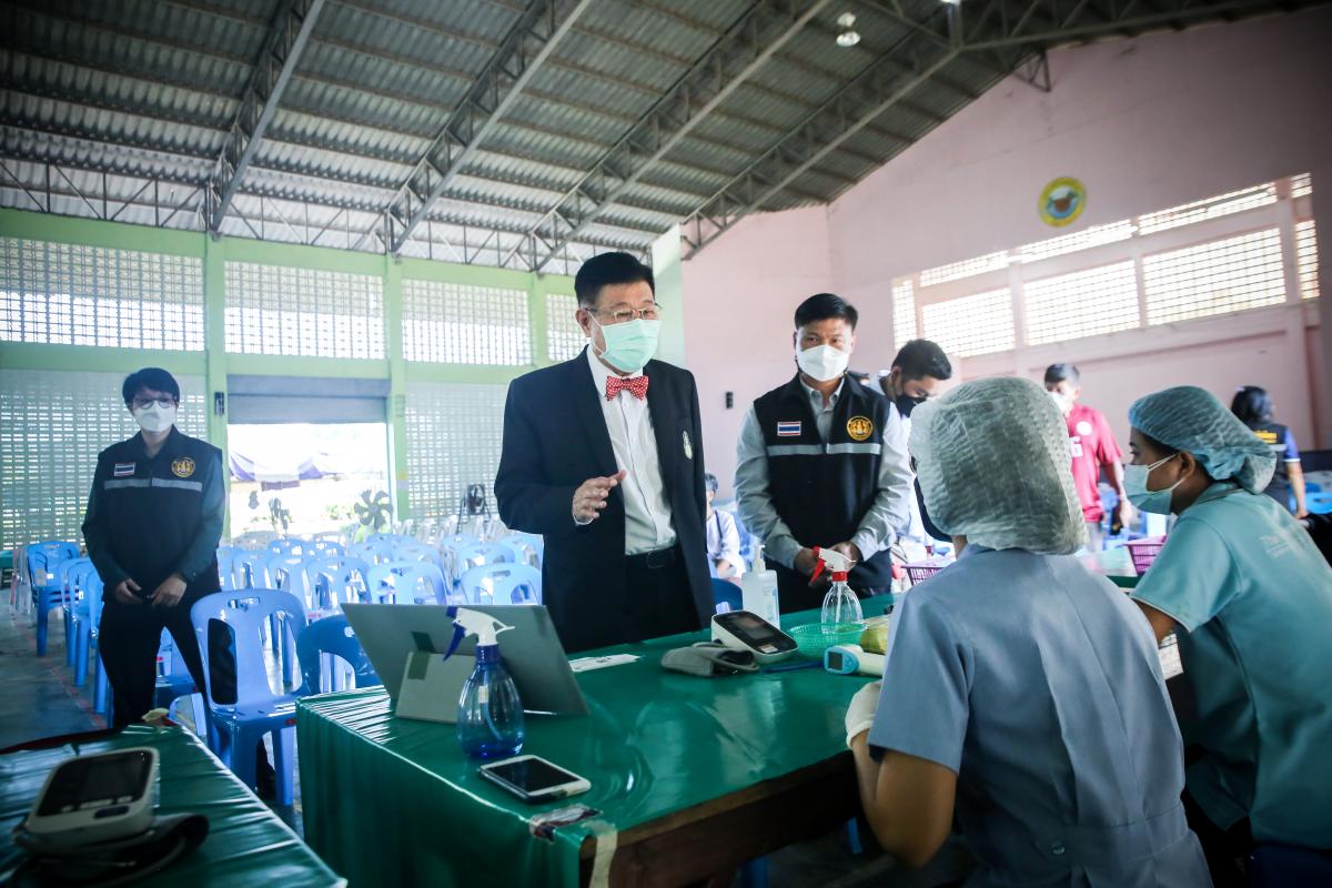 นายก อบจ.ตาก นำวัคซีน Moderna (รอบแรก) ลงพื้นที่ฉีดให้กับประชาชนกลุ่มเปราะบาง ในพื้นที่อำเภอท่าสองยาง จังหวัดตาก