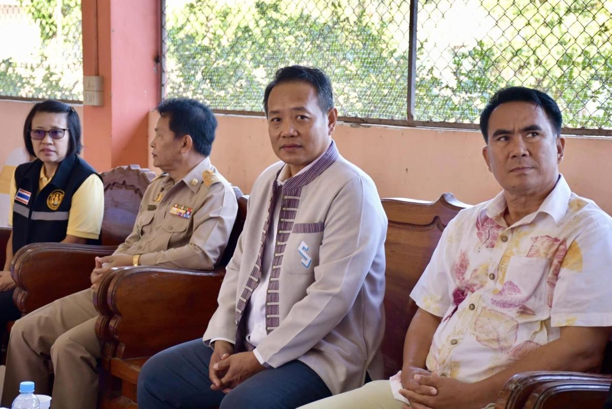 ประธานสภาองค์การบริหารส่วนจังหวัดตาก เป็นประธานในพิธีมอบสื่อการเรียนการสอน  (ประเภทสื่อเทคโนโลยีสารสนเทศ) ณ อาคารเอนกประสงค์โรงเรียนบ้านแม่กาษา  อำเภอแม่สอด จังหวัดตาก 