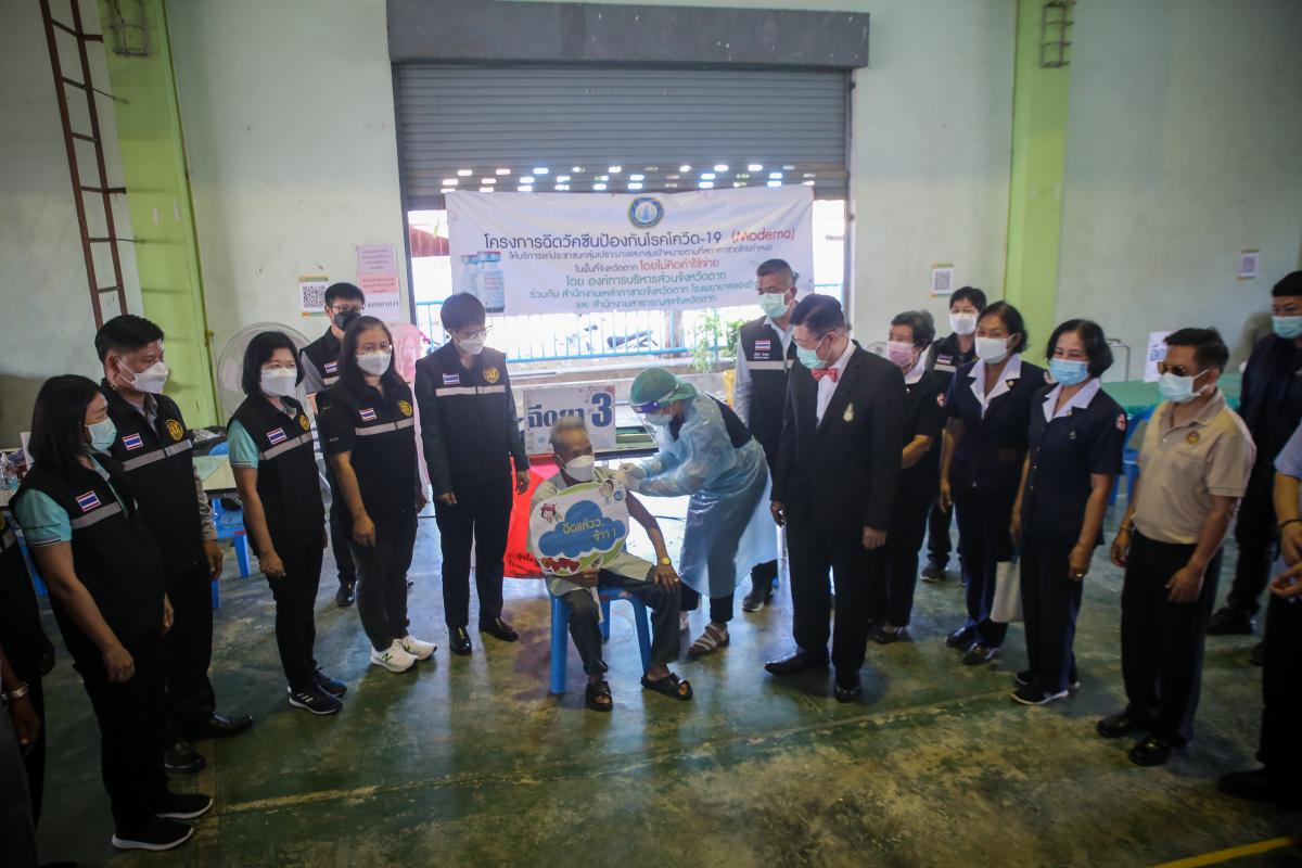 นายก อบจ.ตาก นำวัคซีน Moderna (รอบแรก) ลงพื้นที่ฉีดให้กับประชาชนกลุ่มเปราะบาง ในพื้นที่อำเภอท่าสองยาง จังหวัดตาก