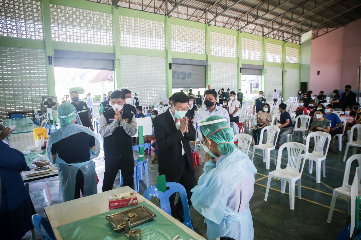 นายก อบจ.ตาก นำวัคซีน Moderna (รอบแรก) ลงพื้นที่ฉีดให้กับประชาชนกลุ่มเปราะบาง ในพื้นที่อำเภอท่าสองยาง จังหวัดตาก