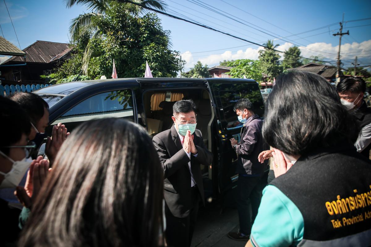 นายก อบจ.ตาก นำวัคซีน Moderna (รอบแรก) ลงพื้นที่ฉีดให้กับประชาชนกลุ่มเปราะบาง ในพื้นที่อำเภอท่าสองยาง จังหวัดตาก