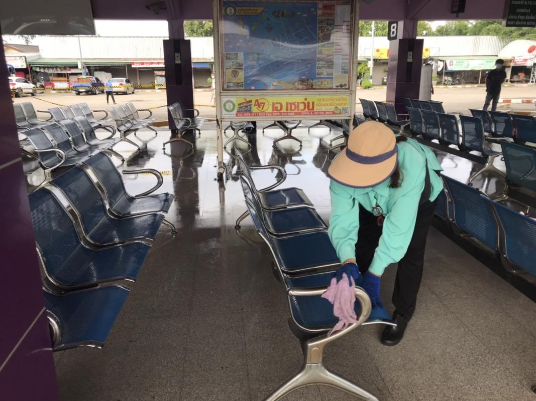 อบจ.ตาก ดำเนินการทำความสะอาด ฉีดพ่นน้ำยาแอลกอฮอล์และเช็ดถูฆ่าเชื้อโรคประจำสัปดาห์