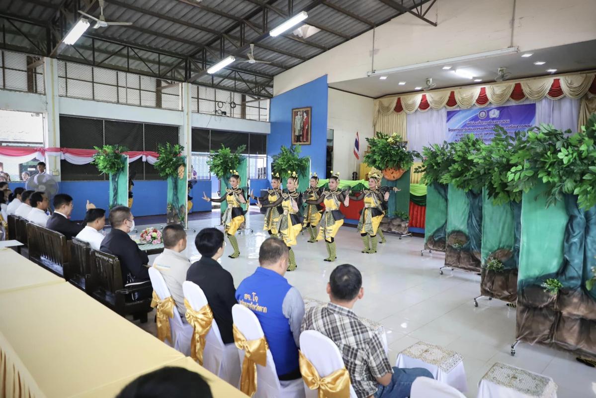 นายกองค์การบริหารส่วนจังหวัดตาก เป็นประธานในพิธีมอบสื่อการเรียนการสอนประเภทสื่อเทคโนโลยีสารสนเทศ ณ หอประชุมโรงเรียนบ้านขะเนจื้อ 