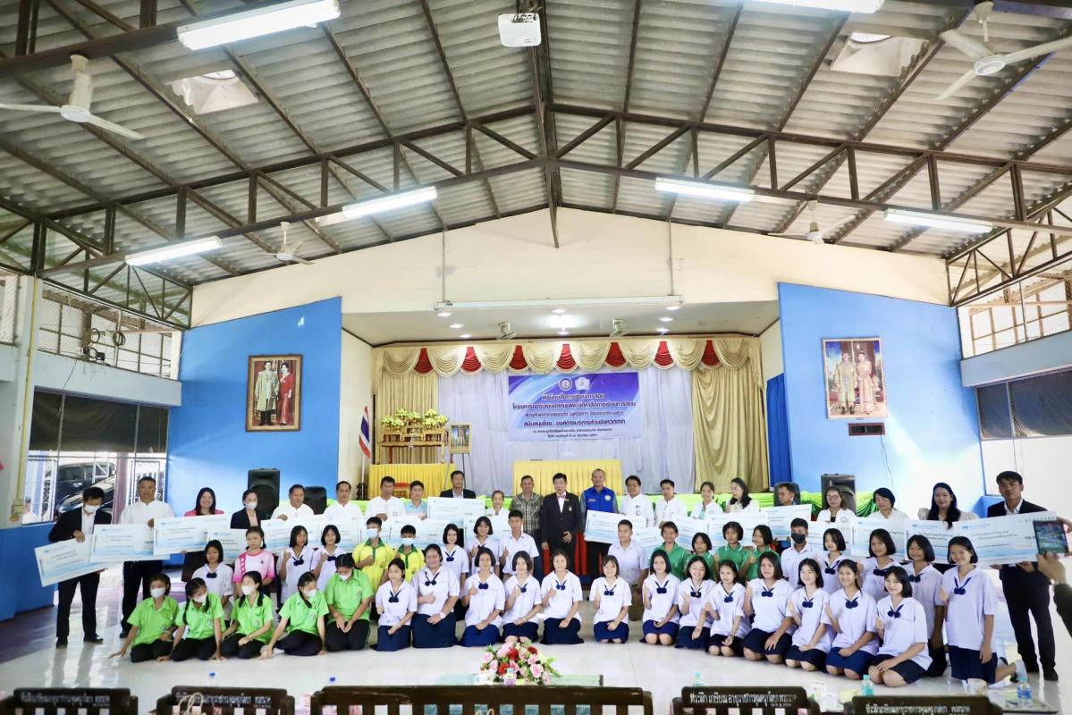 นายกองค์การบริหารส่วนจังหวัดตาก เป็นประธานในพิธีมอบสื่อการเรียนการสอนประเภทสื่อเทคโนโลยีสารสนเทศ ณ หอประชุมโรงเรียนบ้านขะเนจื้อ 