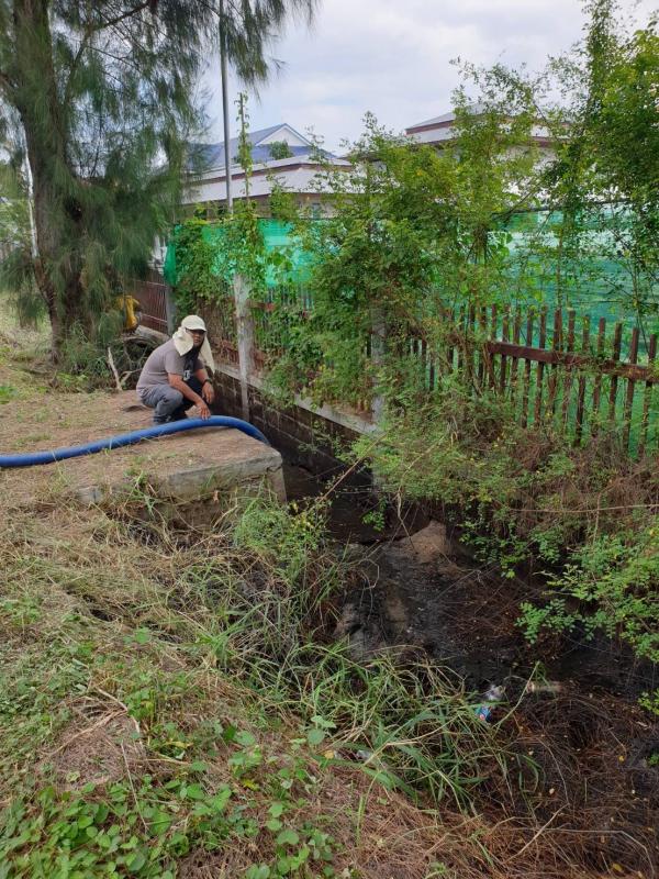 ดำเนินการตัดหญ้าและปรับแต่งภูมิทัศน์บริเวณสนามกีฬา อบจ.ตาก