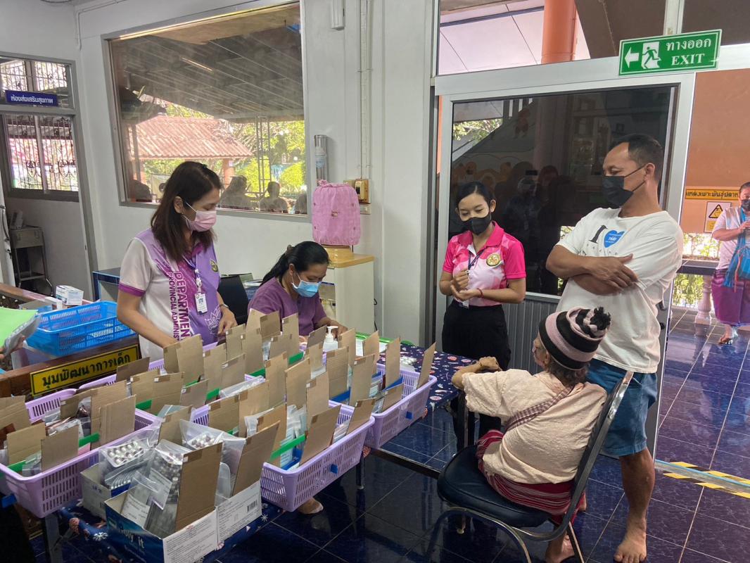 26/12/66 ช่วงบ่าย รพ.สต.บ้านสันป่าไร่ จ่ายยาผู้ป่วยโรคความดันโลหิตสูง กลุ่มที่ 3 จำนวน 48 case มีการแจ้งผล screening lab และ ,EKG โดยแพทย์ รพ.แม่ระมาด , ตรวจนับจำนวนยาและทบทวนความเข้าใจการทานยาก่อนกลับบ้าน