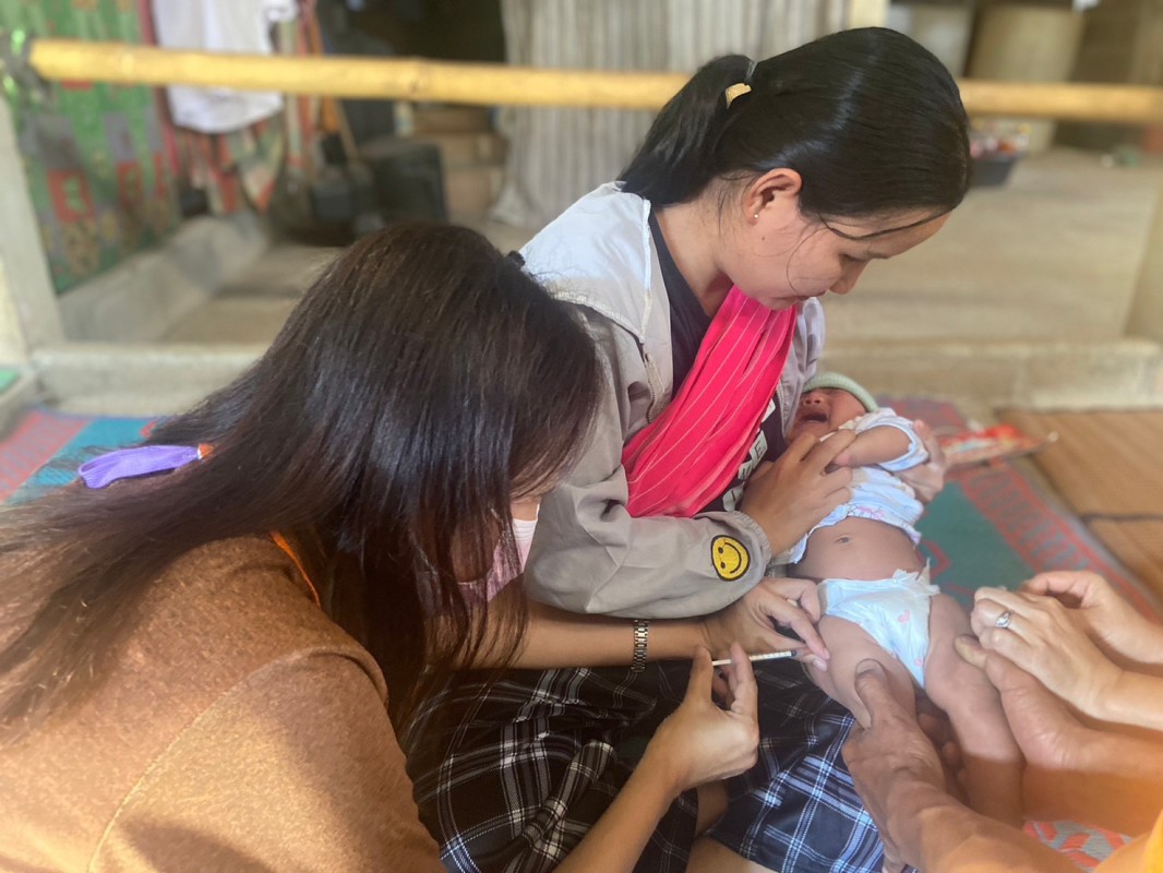 1/11/67 รพ.สต.บ้านสันป่าไร่ ออกหน่วยฉีดวัคซีนเด็กอายุ 2 เดือน ถึง 4 ปี เขต สสช.ห้วยกระทิง ที่ หมู่ 6 บ้านห้วยกระทิง จำนวน 14 ราย และ เจาะเลือดตรวจ Hct , จ่ายยา para syr , ferrous syr , แจกของเล่นให้เด็ก ๆ ทุกคน