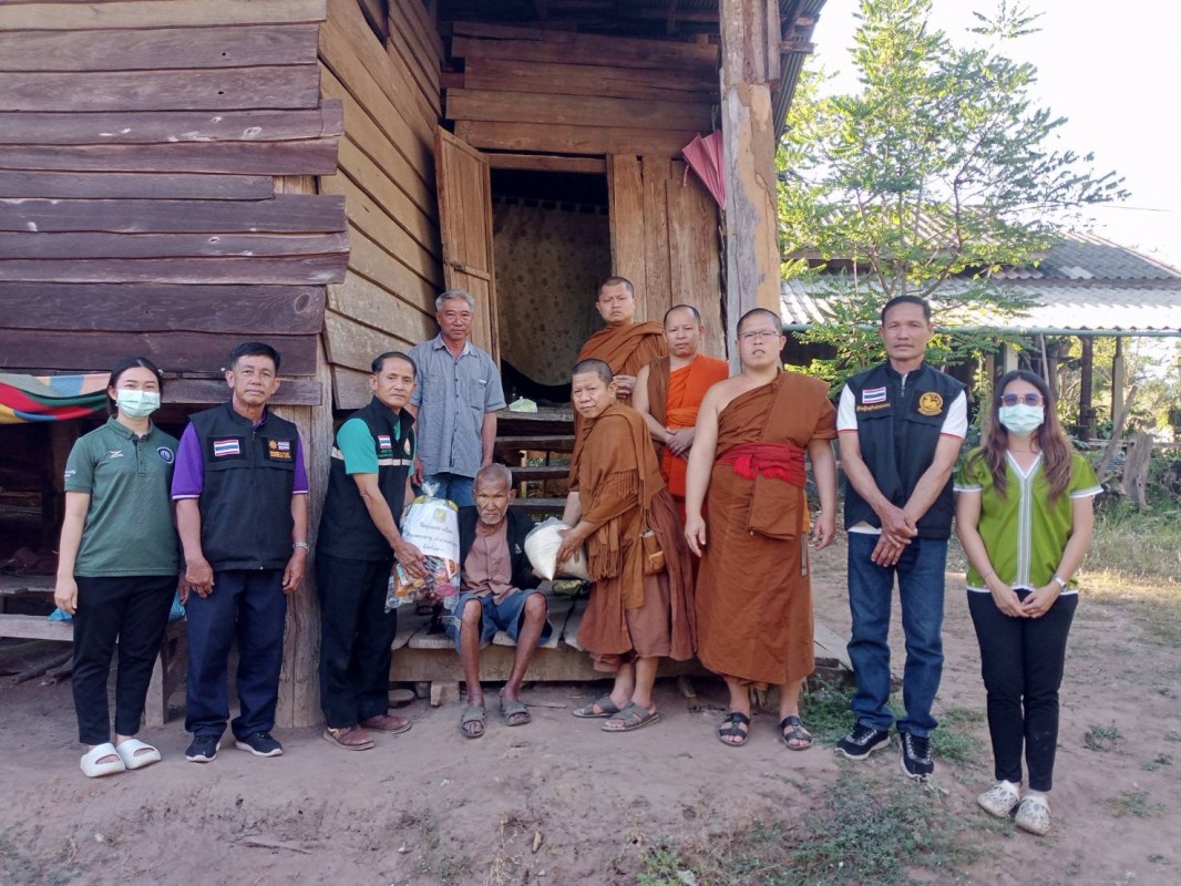 10/1/67 จนท.รพ.สต.บ้านสันป่าไร่ร่วมกับคณะสงฆ์วัดทุ่งมะขามป้อมและคณะกรรมการศูนย์พัฒนาและฟื้นฟูคุณภาพชีวิตผู้สูงอายุและคนพิการตำบลพระธาตุมอบข้าวสารและอาหารแห้งแก่ผู้สูงอายุและผู้พิการหมู่ที่3บ้านป่าไร่เหนือและหมู่ที่5บ้านสันป่าไร่