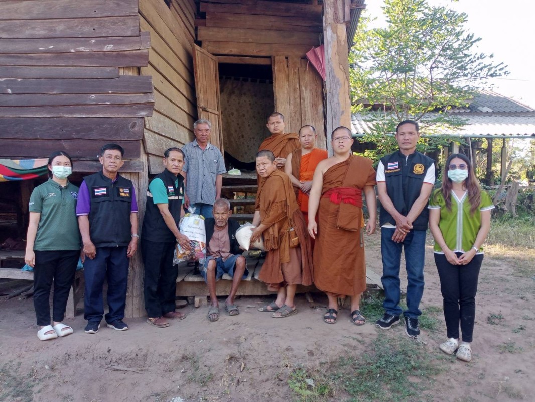 10/1/67 จนท.รพ.สต.บ้านสันป่าไร่ร่วมกับคณะสงฆ์วัดทุ่งมะขามป้อมและคณะกรรมการศูนย์พัฒนาและฟื้นฟูคุณภาพชีวิตผู้สูงอายุและคนพิการตำบลพระธาตุมอบข้าวสารและอาหารแห้งแก่ผู้สูงอายุและผู้พิการหมู่ที่3บ้านป่าไร่เหนือและหมู่ที่5บ้านสันป่าไร่