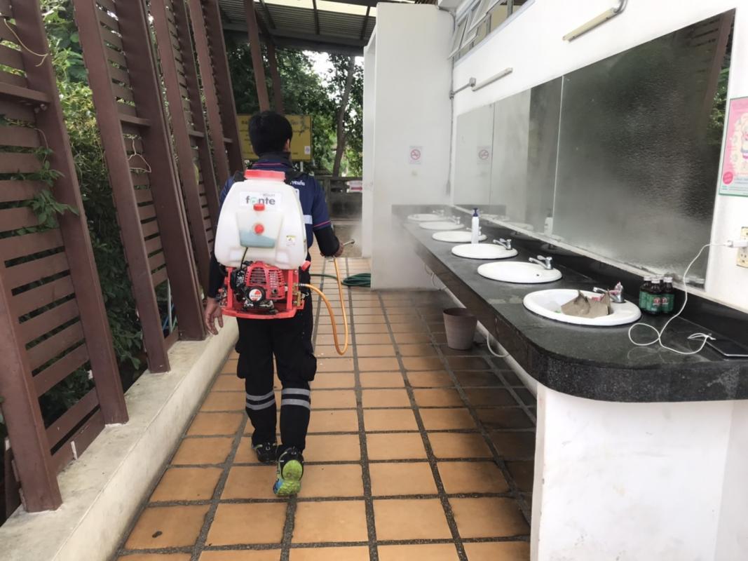 อบจ.ตาก ดำเนินการทำความสะอาด ฉีดพ่นน้ำยาแอลกอฮอล์และเช็ดถูฆ่าเชื้อโรคประจำสัปดาห์