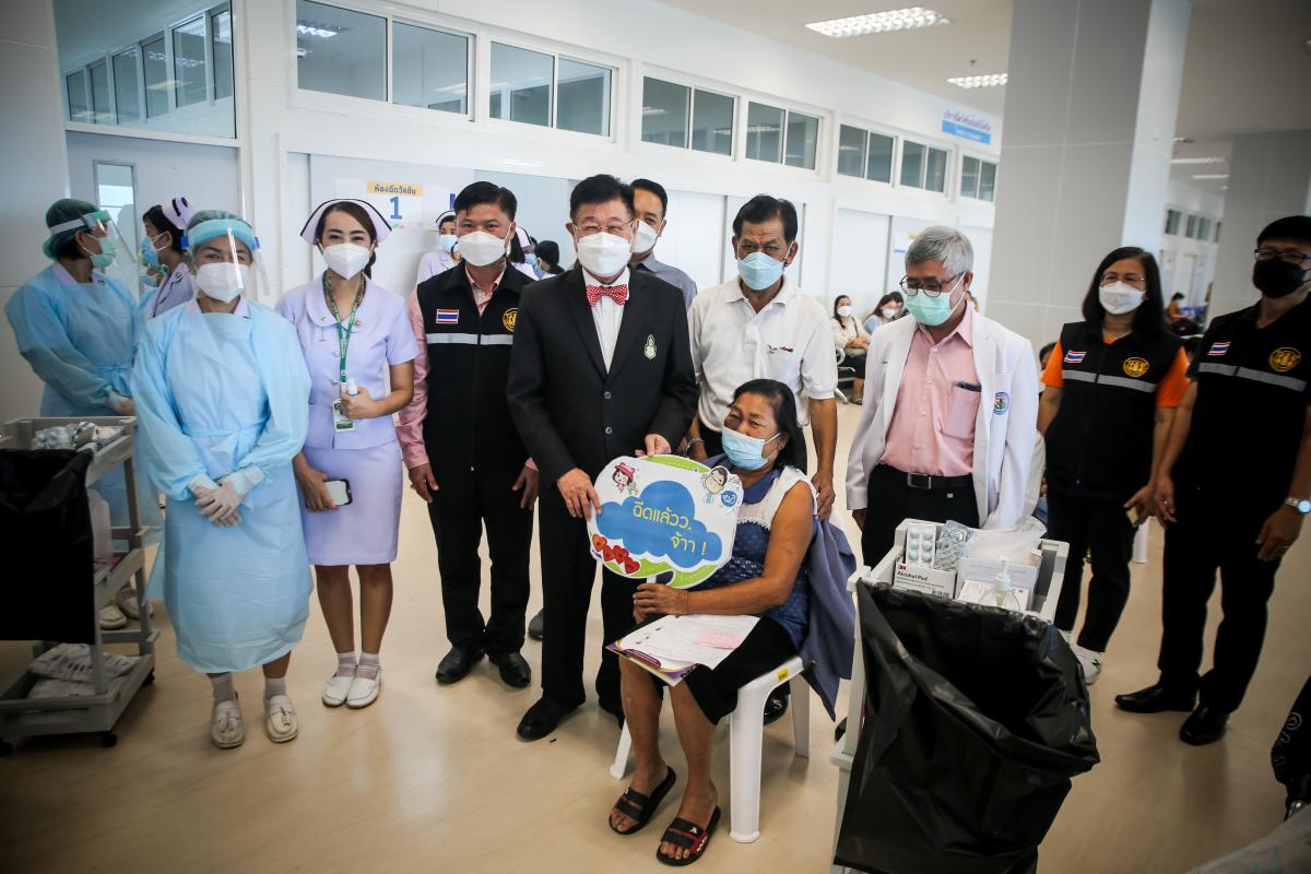 นายก อบจ.ตาก นำวัคซีน Moderna (รอบแรก) ลงพื้นที่ฉีดให้กับประชาชนกลุ่มเปราะบาง ในพื้นที่อำเภอแม่สอด และอำเภอพบพระ จังหวัดตาก