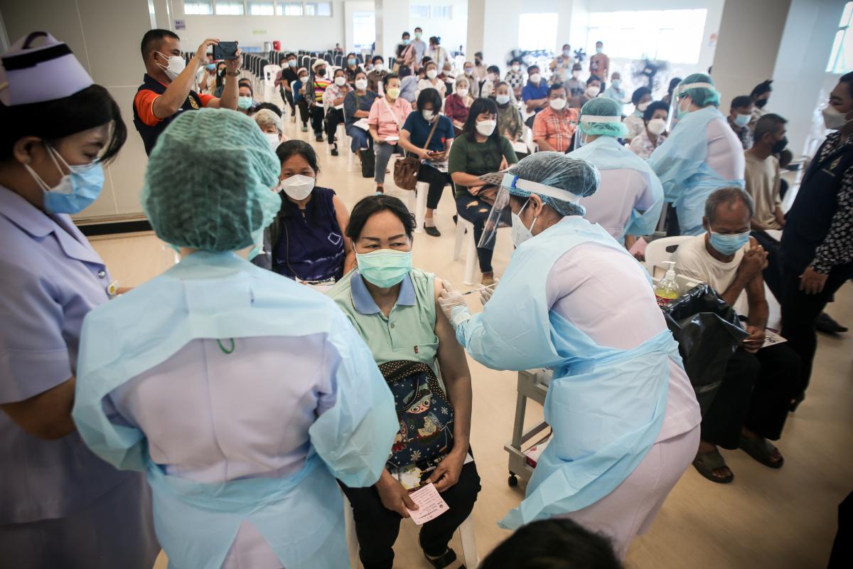 นายก อบจ.ตาก นำวัคซีน Moderna (รอบแรก) ลงพื้นที่ฉีดให้กับประชาชนกลุ่มเปราะบาง ในพื้นที่อำเภอแม่สอด และอำเภอพบพระ จังหวัดตาก