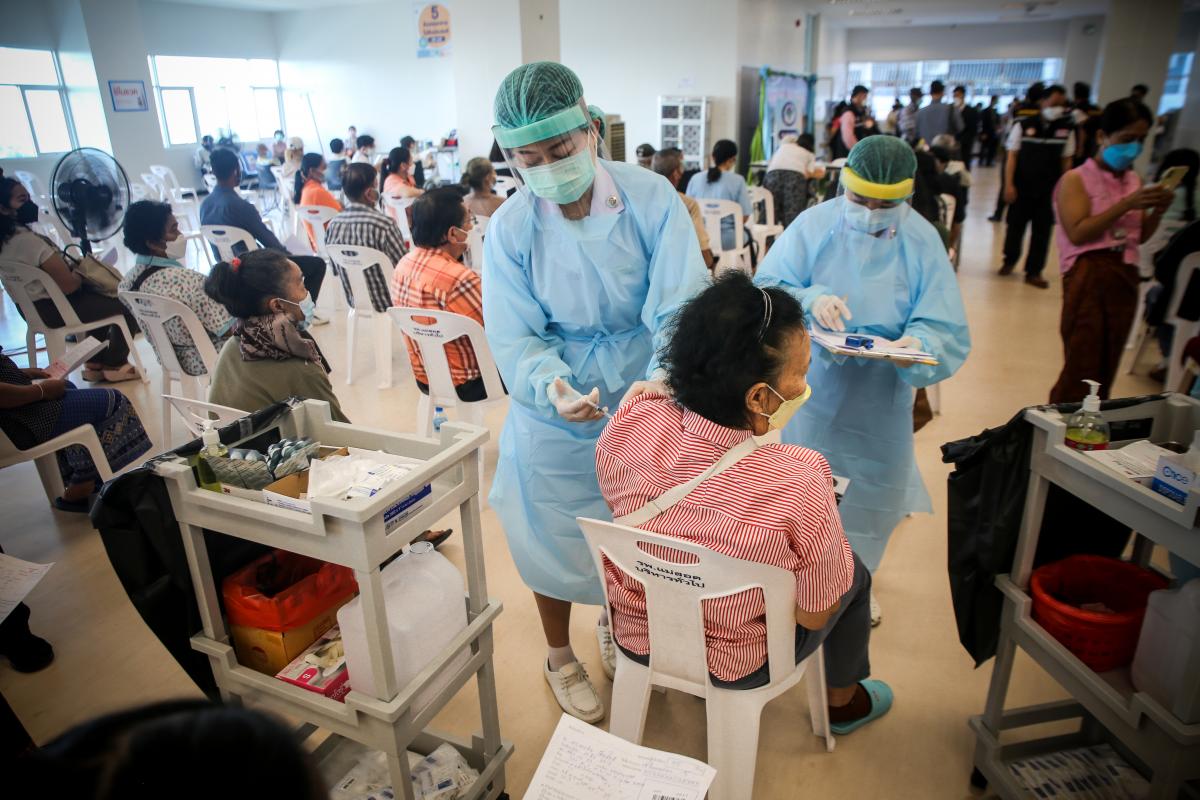 นายก อบจ.ตาก นำวัคซีน Moderna (รอบแรก) ลงพื้นที่ฉีดให้กับประชาชนกลุ่มเปราะบาง ในพื้นที่อำเภอแม่สอด และอำเภอพบพระ จังหวัดตาก