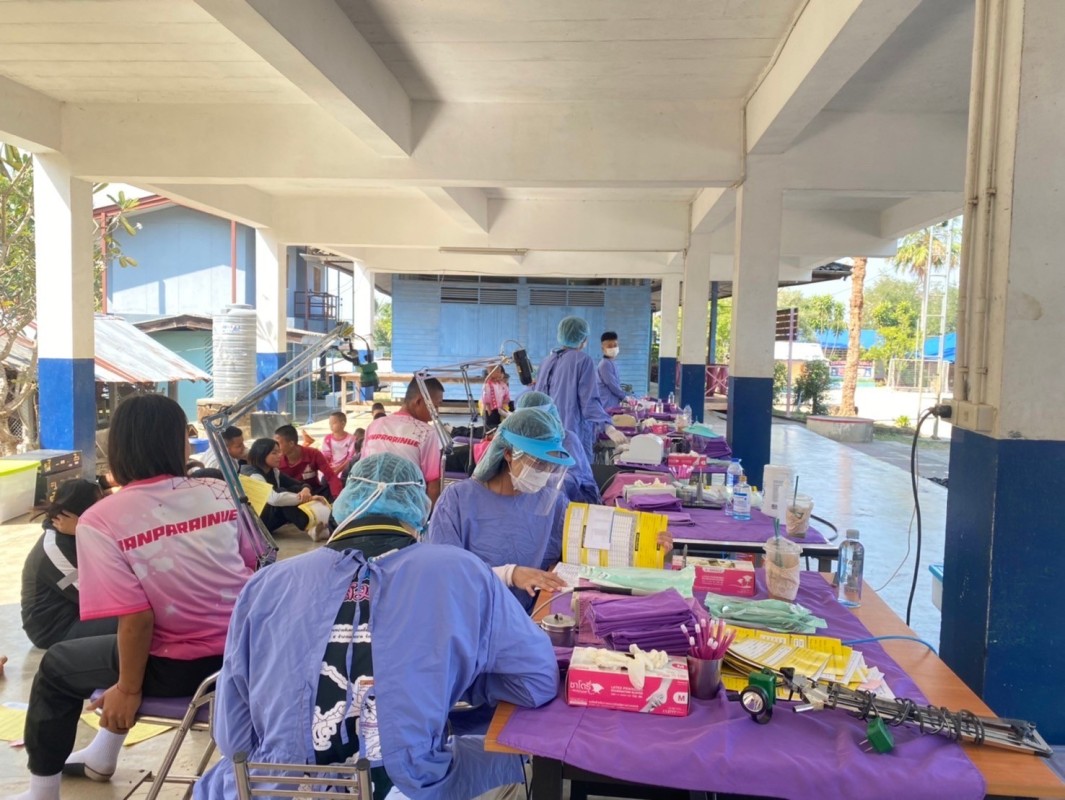 15/ก.พ./67 จนท.ทันตสาธารณสุข รพ.สต.บ้านสันป่าไร่ ร่วมกับทีมทันตสาธารณสุข อ.แม่ระมาด ออกหน่วยทันตกรรมเคลื่อนที่ ที่รร.บ้านป่าไร่เหนือ มีการให้บริการนักเรียน จำนวน 84 ราย ดังนี้ ขูดหินน้ำลาย จำนวน 56 ราย อุดฟัน จำนวน 44 ราย 90 ซี่ เคลือบหลุมร่องฟัน จำนวน 25