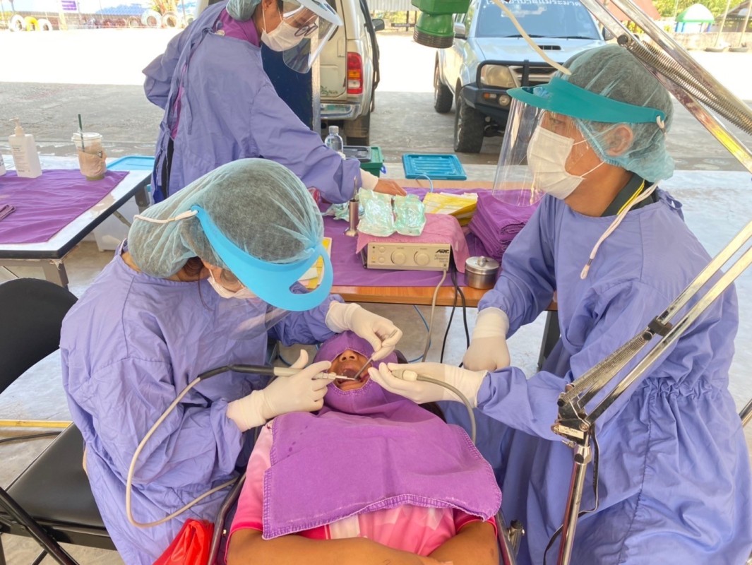 15/ก.พ./67 จนท.ทันตสาธารณสุข รพ.สต.บ้านสันป่าไร่ ร่วมกับทีมทันตสาธารณสุข อ.แม่ระมาด ออกหน่วยทันตกรรมเคลื่อนที่ ที่รร.บ้านป่าไร่เหนือ มีการให้บริการนักเรียน จำนวน 84 ราย ดังนี้ ขูดหินน้ำลาย จำนวน 56 ราย อุดฟัน จำนวน 44 ราย 90 ซี่ เคลือบหลุมร่องฟัน จำนวน 25