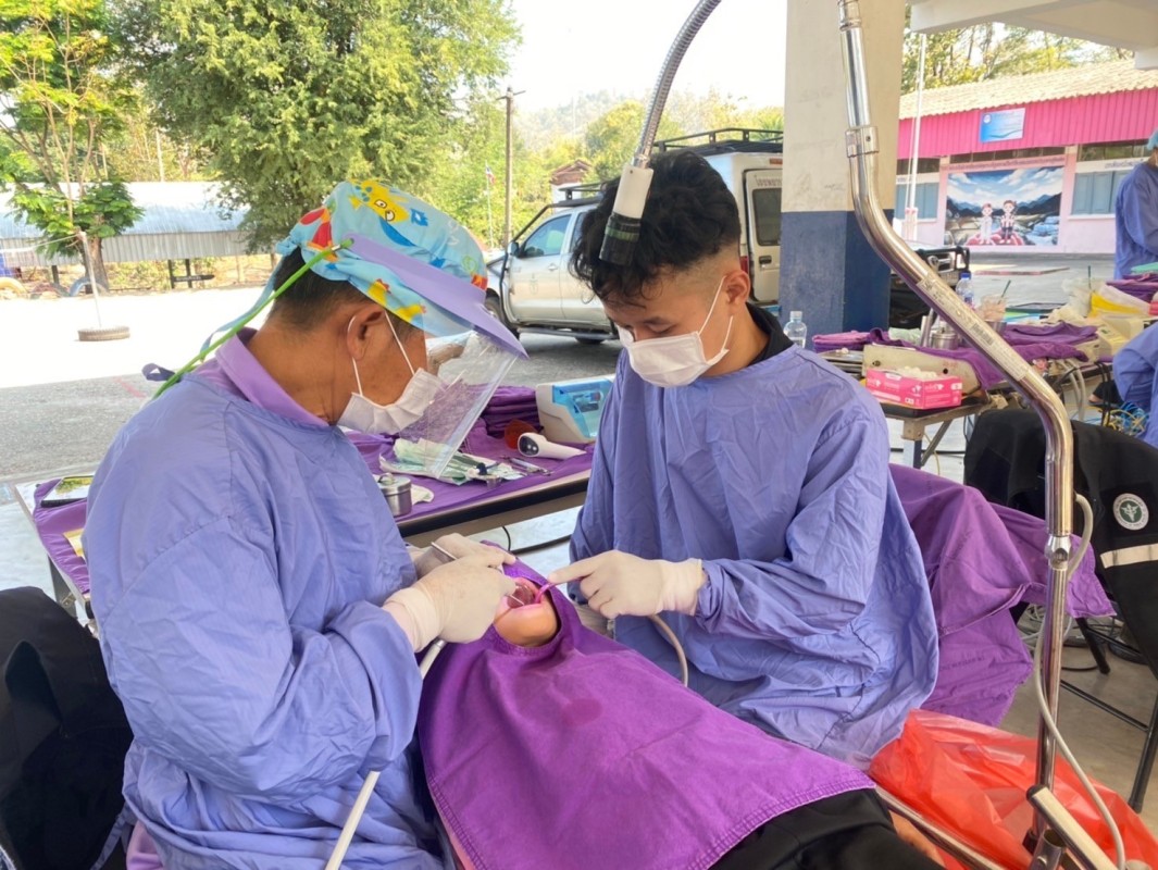 15/ก.พ./67 จนท.ทันตสาธารณสุข รพ.สต.บ้านสันป่าไร่ ร่วมกับทีมทันตสาธารณสุข อ.แม่ระมาด ออกหน่วยทันตกรรมเคลื่อนที่ ที่รร.บ้านป่าไร่เหนือ มีการให้บริการนักเรียน จำนวน 84 ราย ดังนี้ ขูดหินน้ำลาย จำนวน 56 ราย อุดฟัน จำนวน 44 ราย 90 ซี่ เคลือบหลุมร่องฟัน จำนวน 25