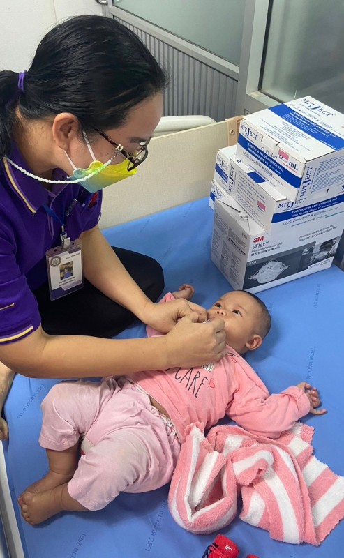 6 มี.ค.67 รพ.สต.บ้านสันป่าไร่ ให้บริการฉีดวัคซีนเด็กอายุ 2 เดือน ถึง 4 ปี จำนวน 24 ราย และ ตรวจสุขภาพช่องปาก , เคลือบฟลูออไรด์ , ให้ทันตสุขศึกษาแก่ผู้ปกครองเด็ก , เจาะเลือดตรวจ hct , ยืนยันตัวตน(Authen) , จ่ายยา para syr และ ferrous syr