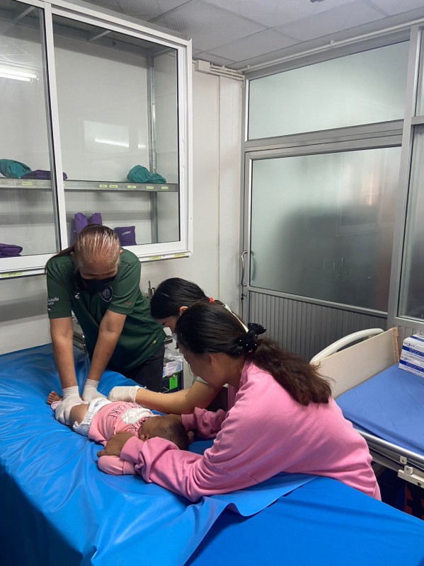 6 มี.ค.67 รพ.สต.บ้านสันป่าไร่ ให้บริการฉีดวัคซีนเด็กอายุ 2 เดือน ถึง 4 ปี จำนวน 24 ราย และ ตรวจสุขภาพช่องปาก , เคลือบฟลูออไรด์ , ให้ทันตสุขศึกษาแก่ผู้ปกครองเด็ก , เจาะเลือดตรวจ hct , ยืนยันตัวตน(Authen) , จ่ายยา para syr และ ferrous syr