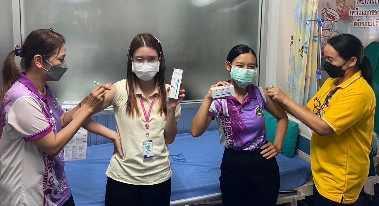14 มี.ค.67 รพ.สต.บ้านสันป่าไร่ ฉีดวัคซีนป้องกันโรคมะเร็งปากมดลูก เข็มที่ 2 แก่เจ้าหน้าที่ จำนวน 3 ราย