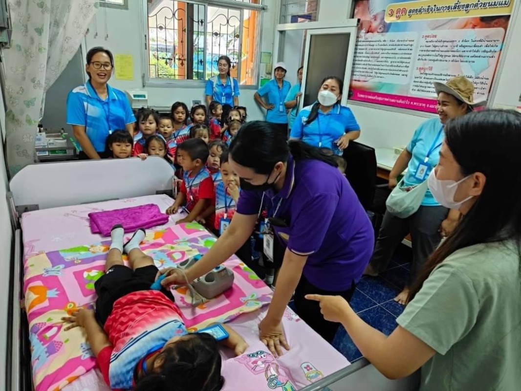 13367 จนท.รพ.สต.บ้านสันป่าไร่ ร่วมต้อนรับคณะครูและนักเรียน ศพด.บ้านป่าไร่เหนือ ที่ได้มาศึกษาดูงานที่ รพ.สต.บ้านสันป่าไร่