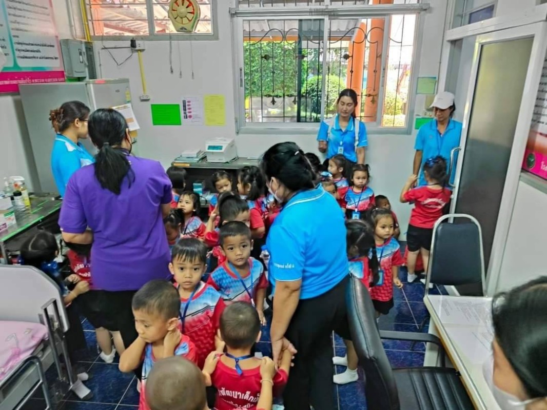 13367 จนท.รพ.สต.บ้านสันป่าไร่ ร่วมต้อนรับคณะครูและนักเรียน ศพด.บ้านป่าไร่เหนือ ที่ได้มาศึกษาดูงานที่ รพ.สต.บ้านสันป่าไร่