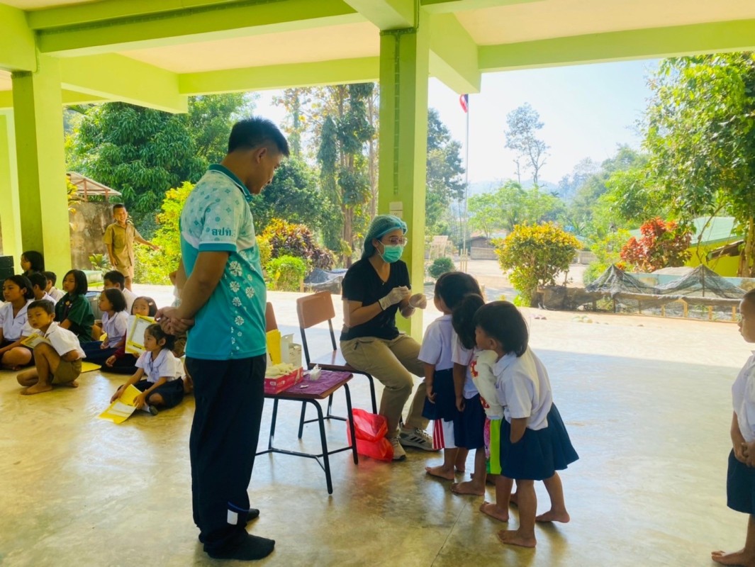 13 มี.ค.67 จนท.ทันตสาธารณสุข รพ.สต.บ้านสันป่าไร่ ร่วมกับทีมทันตกรรม อ.แม่ระมาด ออกหน่วยทันตกรรมเคลื่อนที่ รร.บ้านห้วยกระทิง ให้บริการรักษาทางทันตกรรมแก่นักเรียน จำนวน 69 รายและคณะครู จำนวน 5 ราย มีรายละเอียด ดังนี้ ขูดหินน้ำลาย จำนวน 40 ราย อุดฟัน จำนวน 2