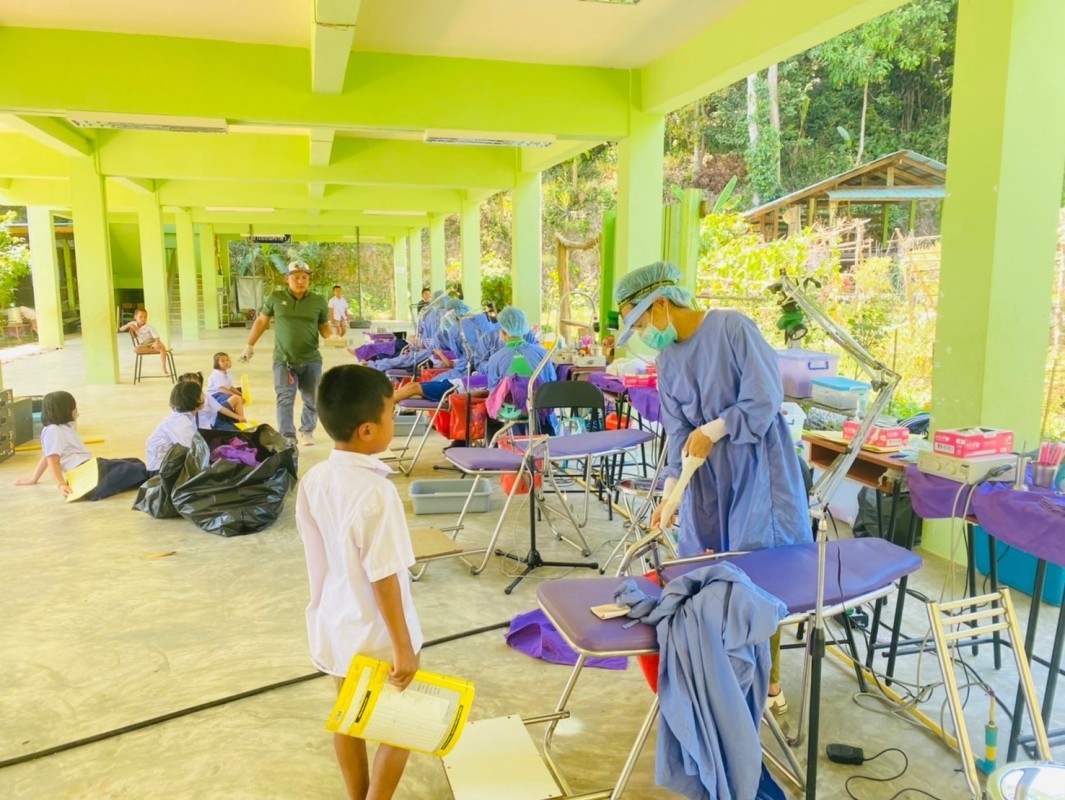 13 มี.ค.67 จนท.ทันตสาธารณสุข รพ.สต.บ้านสันป่าไร่ ร่วมกับทีมทันตกรรม อ.แม่ระมาด ออกหน่วยทันตกรรมเคลื่อนที่ รร.บ้านห้วยกระทิง ให้บริการรักษาทางทันตกรรมแก่นักเรียน จำนวน 69 รายและคณะครู จำนวน 5 ราย มีรายละเอียด ดังนี้ ขูดหินน้ำลาย จำนวน 40 ราย อุดฟัน จำนวน 2