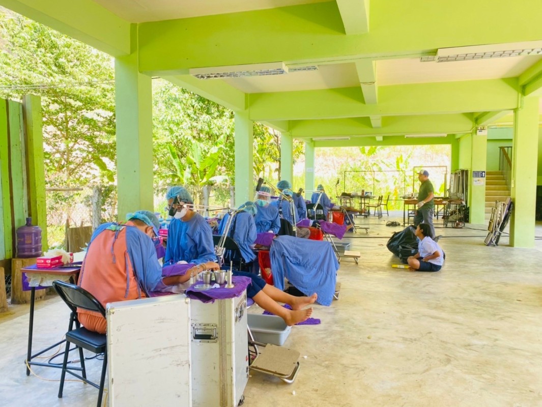 13 มี.ค.67 จนท.ทันตสาธารณสุข รพ.สต.บ้านสันป่าไร่ ร่วมกับทีมทันตกรรม อ.แม่ระมาด ออกหน่วยทันตกรรมเคลื่อนที่ รร.บ้านห้วยกระทิง ให้บริการรักษาทางทันตกรรมแก่นักเรียน จำนวน 69 รายและคณะครู จำนวน 5 ราย มีรายละเอียด ดังนี้ ขูดหินน้ำลาย จำนวน 40 ราย อุดฟัน จำนวน 2