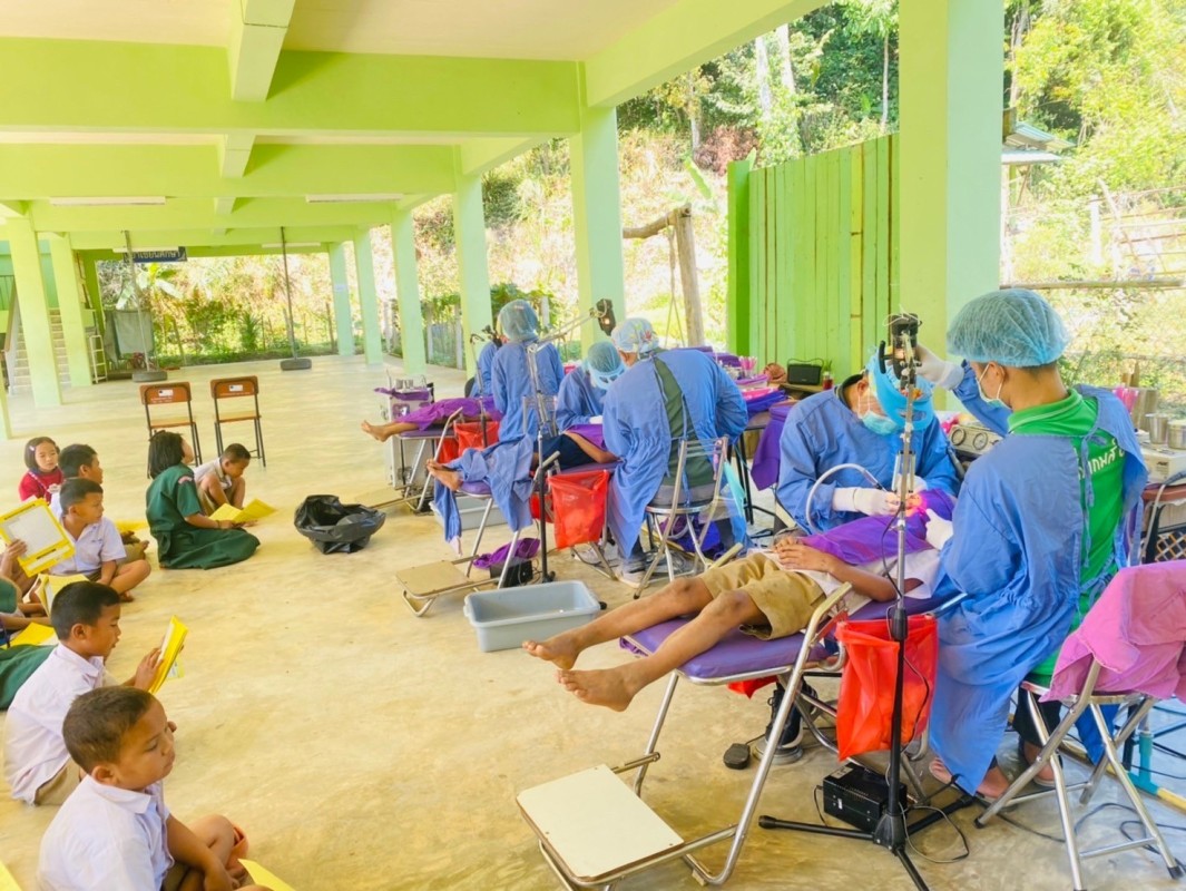 13 มี.ค.67 จนท.ทันตสาธารณสุข รพ.สต.บ้านสันป่าไร่ ร่วมกับทีมทันตกรรม อ.แม่ระมาด ออกหน่วยทันตกรรมเคลื่อนที่ รร.บ้านห้วยกระทิง ให้บริการรักษาทางทันตกรรมแก่นักเรียน จำนวน 69 รายและคณะครู จำนวน 5 ราย มีรายละเอียด ดังนี้ ขูดหินน้ำลาย จำนวน 40 ราย อุดฟัน จำนวน 2