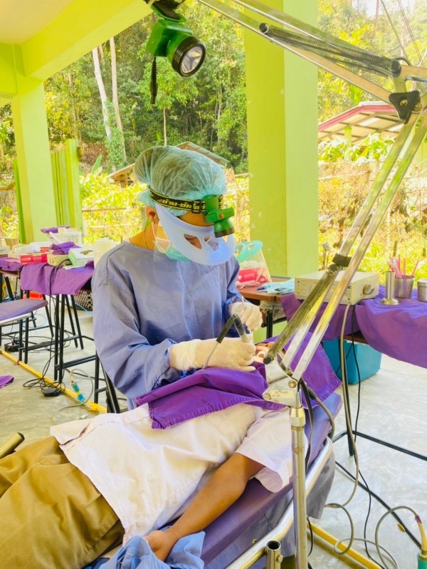 13 มี.ค.67 จนท.ทันตสาธารณสุข รพ.สต.บ้านสันป่าไร่ ร่วมกับทีมทันตกรรม อ.แม่ระมาด ออกหน่วยทันตกรรมเคลื่อนที่ รร.บ้านห้วยกระทิง ให้บริการรักษาทางทันตกรรมแก่นักเรียน จำนวน 69 รายและคณะครู จำนวน 5 ราย มีรายละเอียด ดังนี้ ขูดหินน้ำลาย จำนวน 40 ราย อุดฟัน จำนวน 2