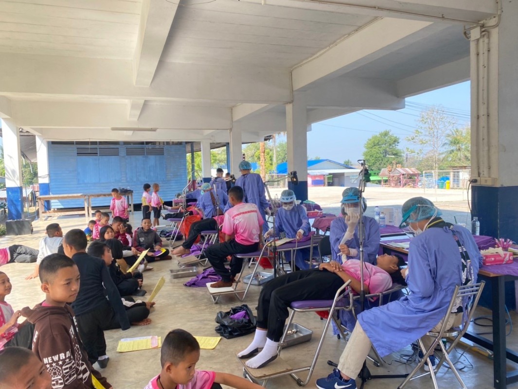 13 มี.ค.67 จนท.ทันตสาธารณสุข รพ.สต.บ้านสันป่าไร่ ร่วมกับทีมทันตกรรม อ.แม่ระมาด ออกหน่วยทันตกรรมเคลื่อนที่ รร.บ้านห้วยกระทิง ให้บริการรักษาทางทันตกรรมแก่นักเรียน จำนวน 69 รายและคณะครู จำนวน 5 ราย มีรายละเอียด ดังนี้ ขูดหินน้ำลาย จำนวน 40 ราย อุดฟัน จำนวน 2