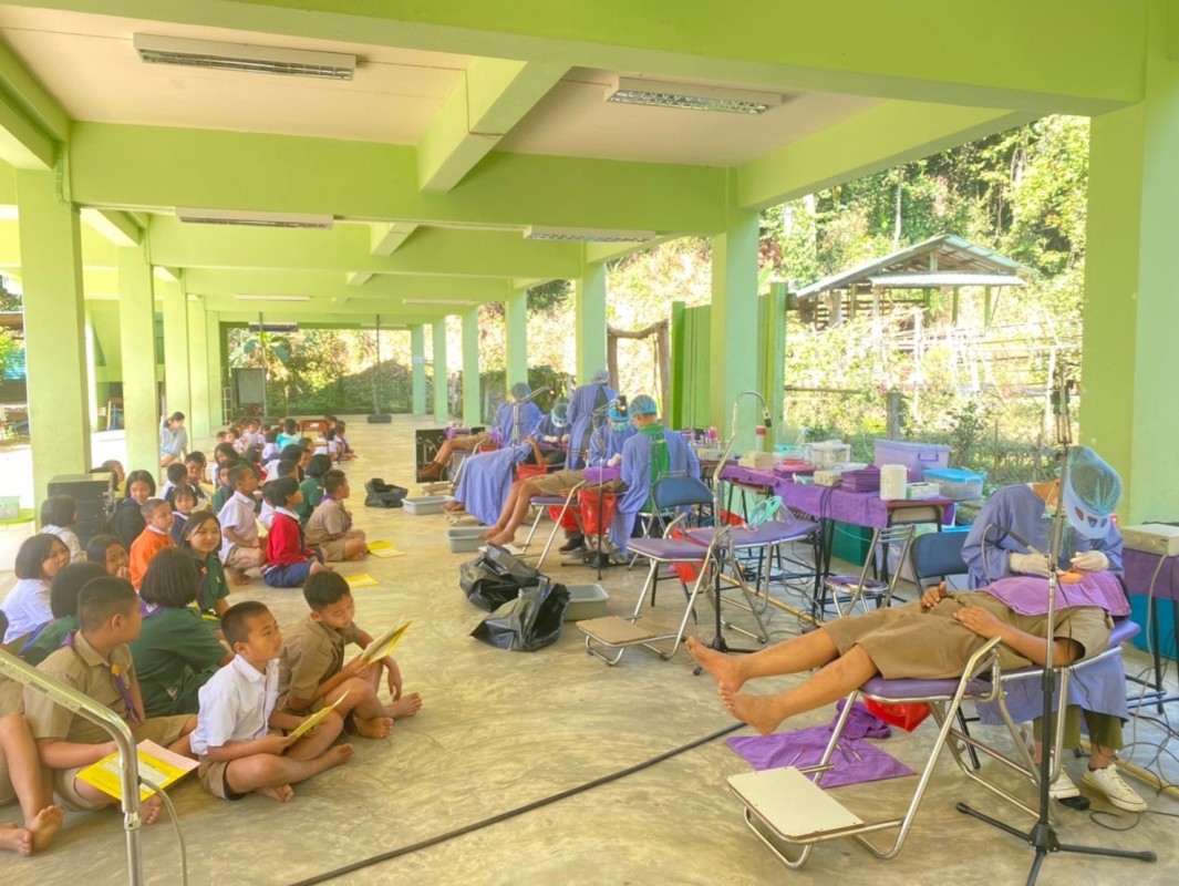 13 มี.ค.67 จนท.ทันตสาธารณสุข รพ.สต.บ้านสันป่าไร่ ร่วมกับทีมทันตกรรม อ.แม่ระมาด ออกหน่วยทันตกรรมเคลื่อนที่ รร.บ้านห้วยกระทิง ให้บริการรักษาทางทันตกรรมแก่นักเรียน จำนวน 69 รายและคณะครู จำนวน 5 ราย มีรายละเอียด ดังนี้ ขูดหินน้ำลาย จำนวน 40 ราย อุดฟัน จำนวน 2