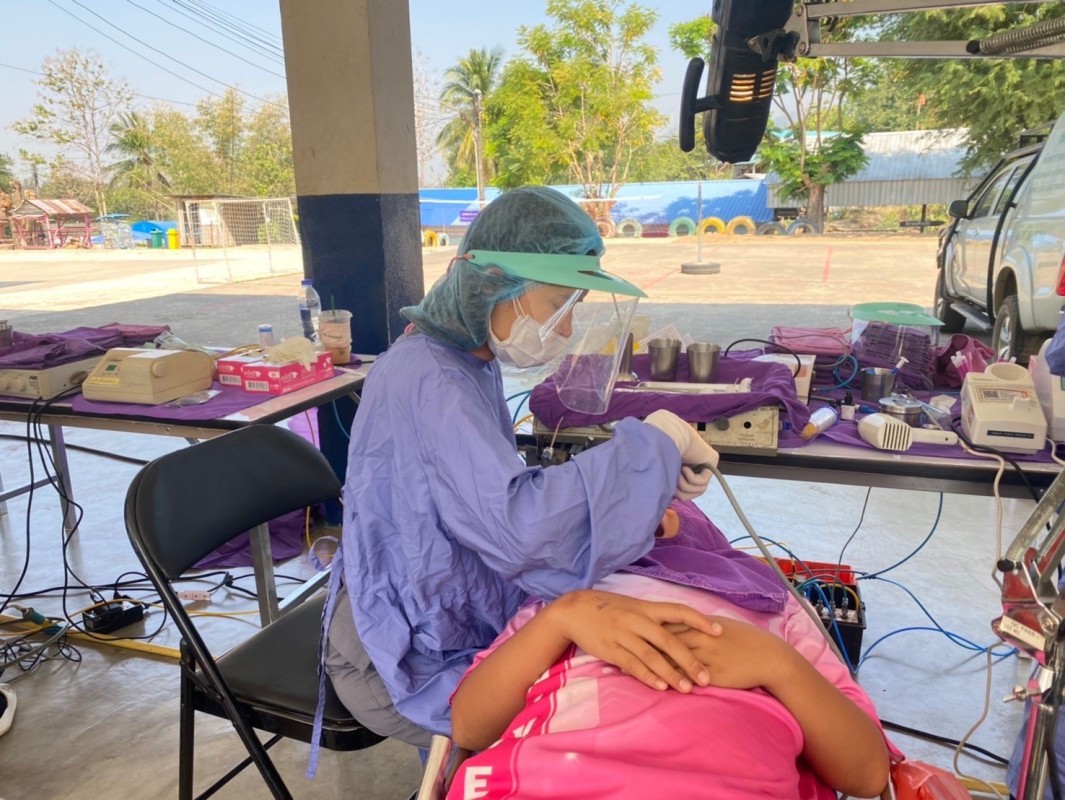 13 มี.ค.67 จนท.ทันตสาธารณสุข รพ.สต.บ้านสันป่าไร่ ร่วมกับทีมทันตกรรม อ.แม่ระมาด ออกหน่วยทันตกรรมเคลื่อนที่ รร.บ้านห้วยกระทิง ให้บริการรักษาทางทันตกรรมแก่นักเรียน จำนวน 69 รายและคณะครู จำนวน 5 ราย มีรายละเอียด ดังนี้ ขูดหินน้ำลาย จำนวน 40 ราย อุดฟัน จำนวน 2