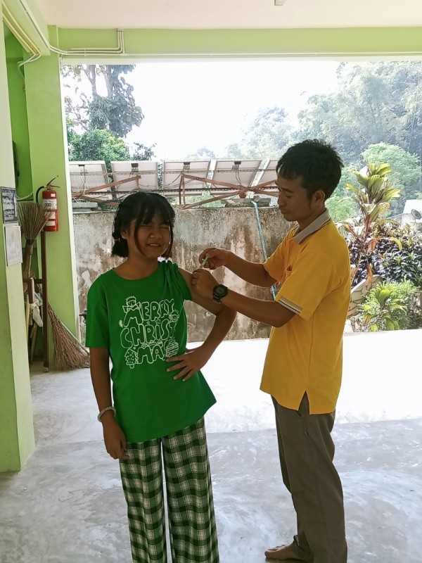 วันที่ 15 - 25 มี.ค.67 รพ.สต.บ้านสันป่าไร่ ทยอยฉีดวัคซีนป้องกันมะเร็งปากมดลูก( HPV ) เข็ม 2 ให้นักเรียนหญิงไทยอายุต่ำกว่า 15 ปี ในเขตรับผิดชอบ 7 โรงเรียน จำนวนรวมทั้งหมด 21 ราย ครบเรียบร้อยแล้ว