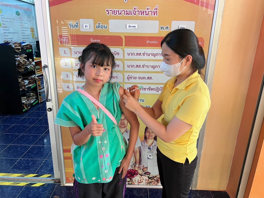 วันที่ 15 - 25 มี.ค.67 รพ.สต.บ้านสันป่าไร่ ทยอยฉีดวัคซีนป้องกันมะเร็งปากมดลูก( HPV ) เข็ม 2 ให้นักเรียนหญิงไทยอายุต่ำกว่า 15 ปี ในเขตรับผิดชอบ 7 โรงเรียน จำนวนรวมทั้งหมด 21 ราย ครบเรียบร้อยแล้ว