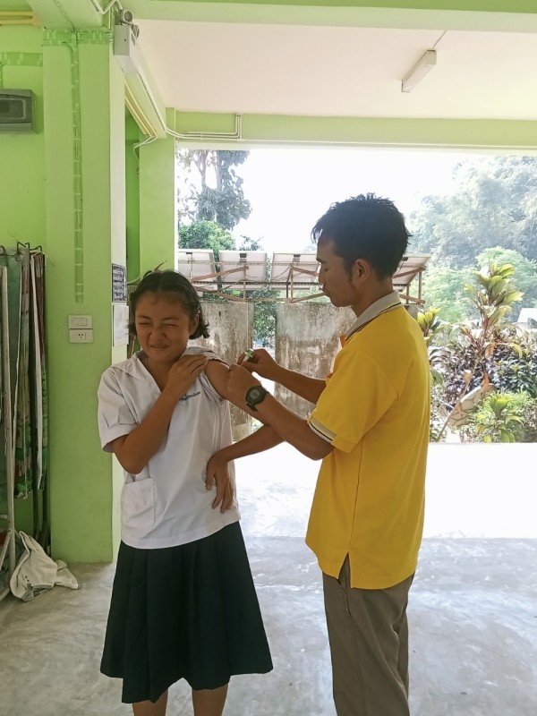 วันที่ 15 - 25 มี.ค.67 รพ.สต.บ้านสันป่าไร่ ทยอยฉีดวัคซีนป้องกันมะเร็งปากมดลูก( HPV ) เข็ม 2 ให้นักเรียนหญิงไทยอายุต่ำกว่า 15 ปี ในเขตรับผิดชอบ 7 โรงเรียน จำนวนรวมทั้งหมด 21 ราย ครบเรียบร้อยแล้ว